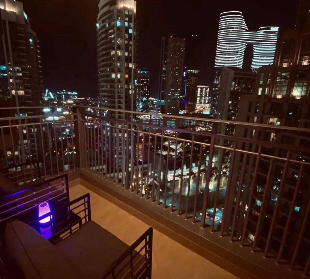 Exceptional Master Room - Near And Overlooking Burj Khalifa - Host Has Access To Living Space Dubai