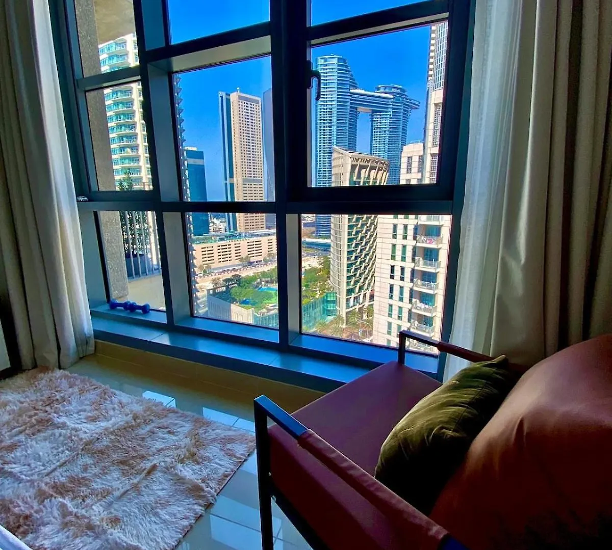 Exceptional Master Room - Near And Overlooking Burj Khalifa - Host Has Access To Living Space Dubai Homestay