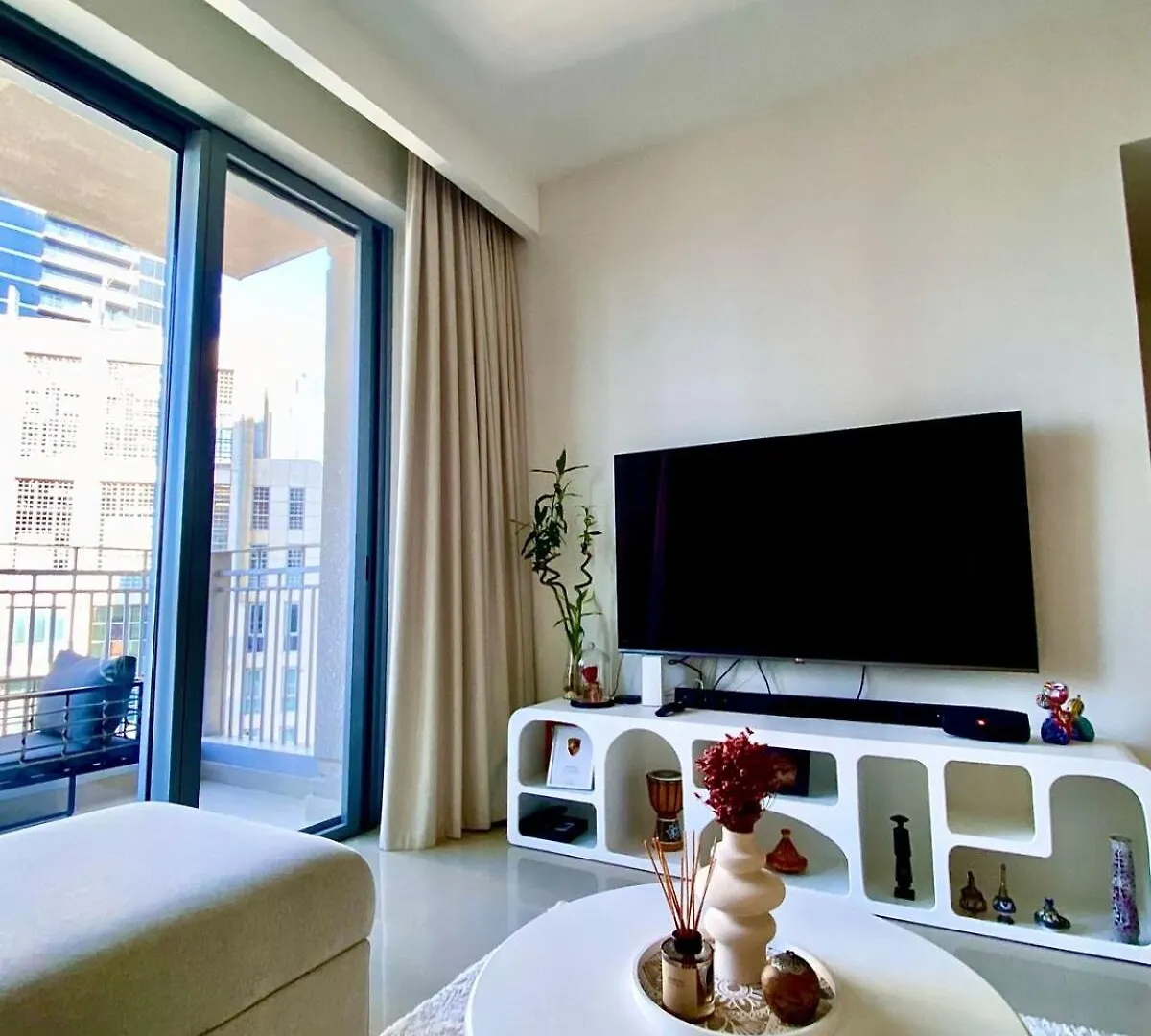 Homestay Exceptional Master Room - Near And Overlooking Burj Khalifa - Host Has Access To Living Space Dubai United Arab Emirates